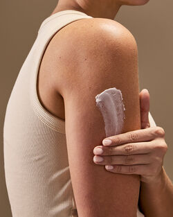 Into The Night Moisturizing Body Wash image number null